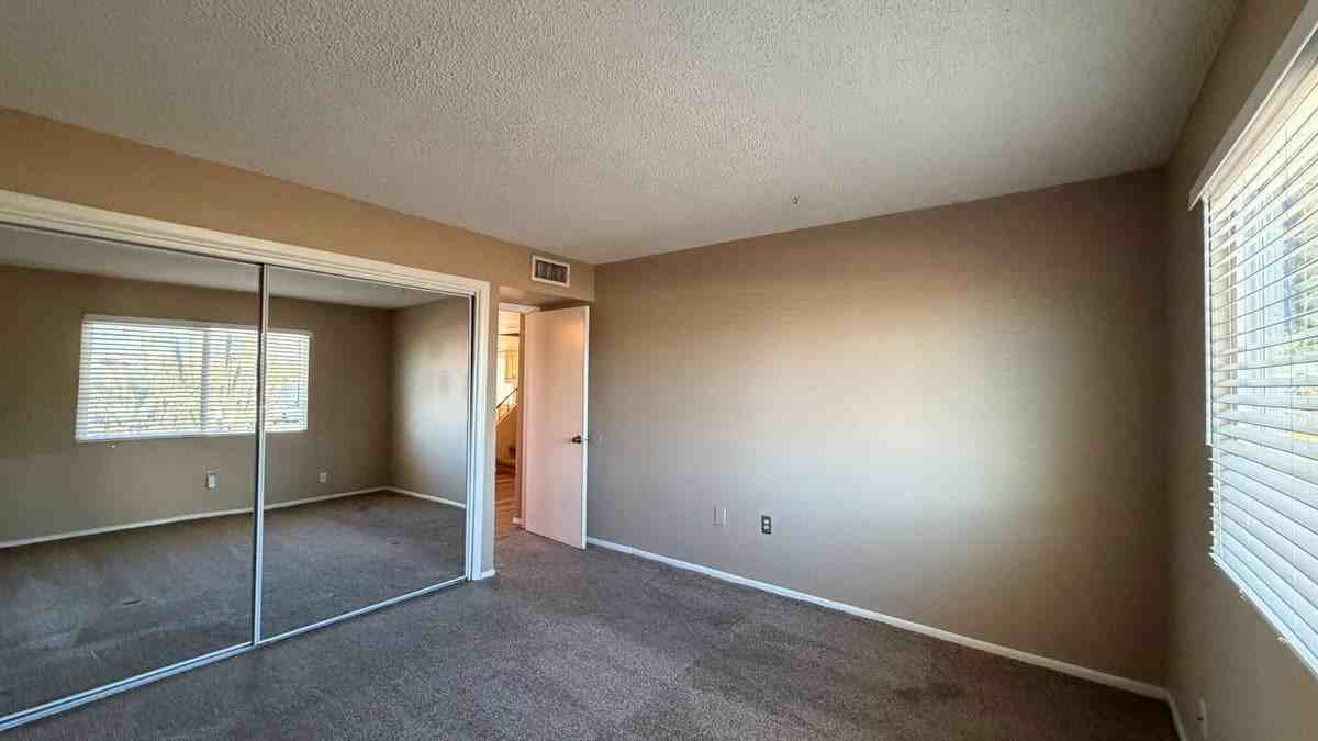 2423 E Maryland Dr - Photo 6 of 29