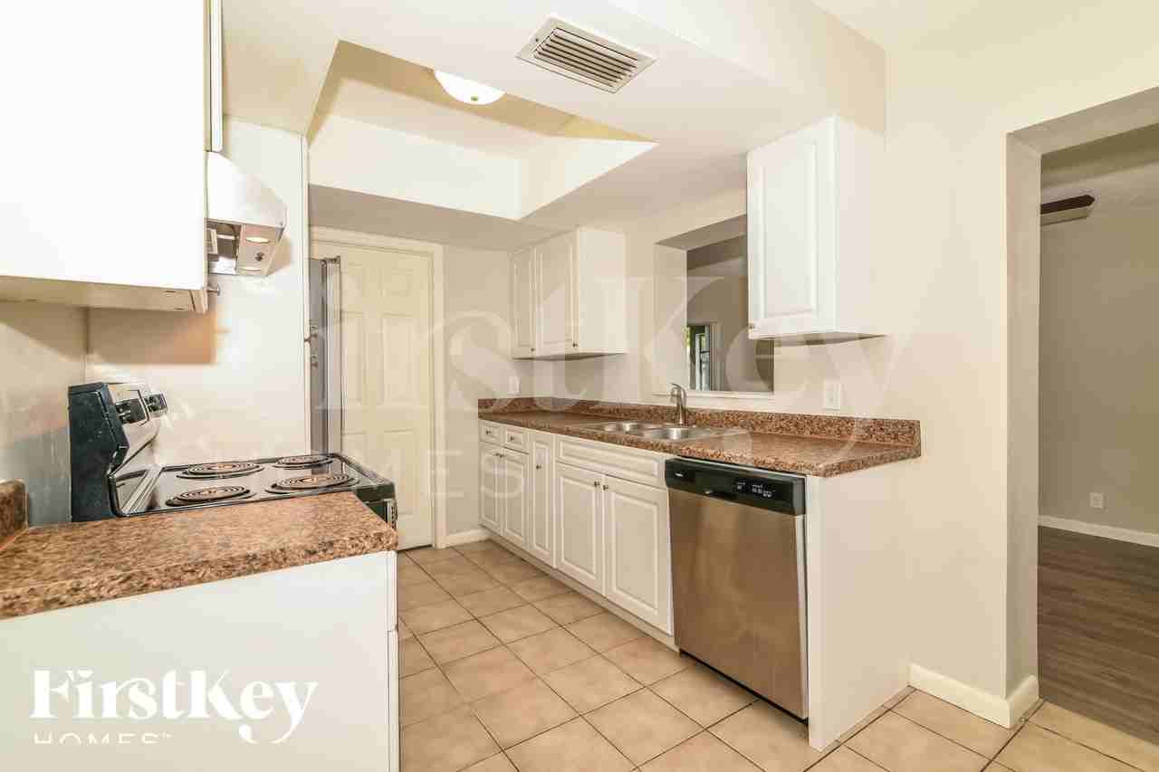 161 Ne 20th St - Photo 7 of 18