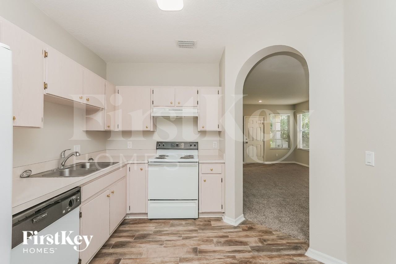 1044 Lake Shore Ranch Dr - Photo 5 of 18