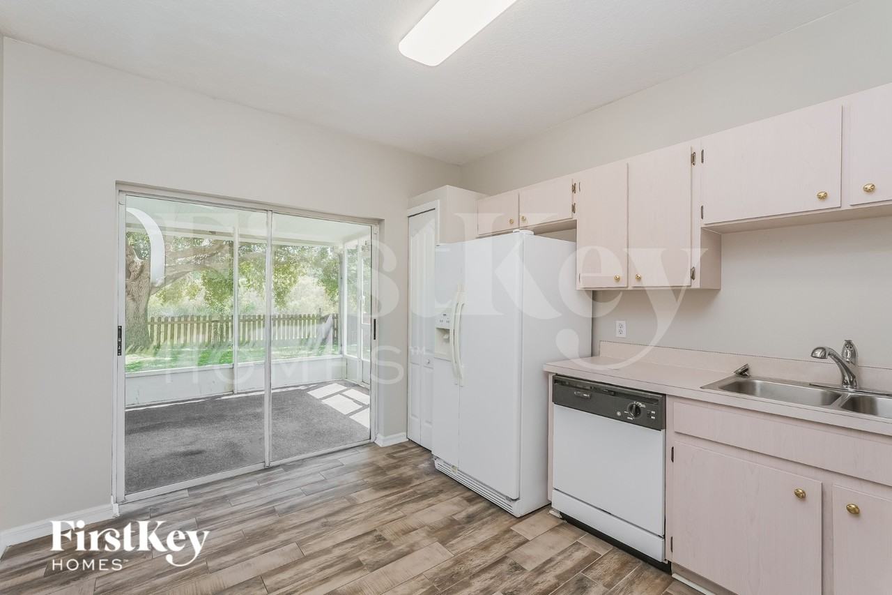 1044 Lake Shore Ranch Dr - Photo 6 of 18