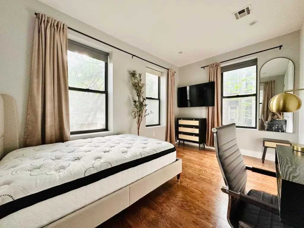 Private Bedroom in 4 Bedroom/1.5 Bathroom Home - Photo 4 of 12