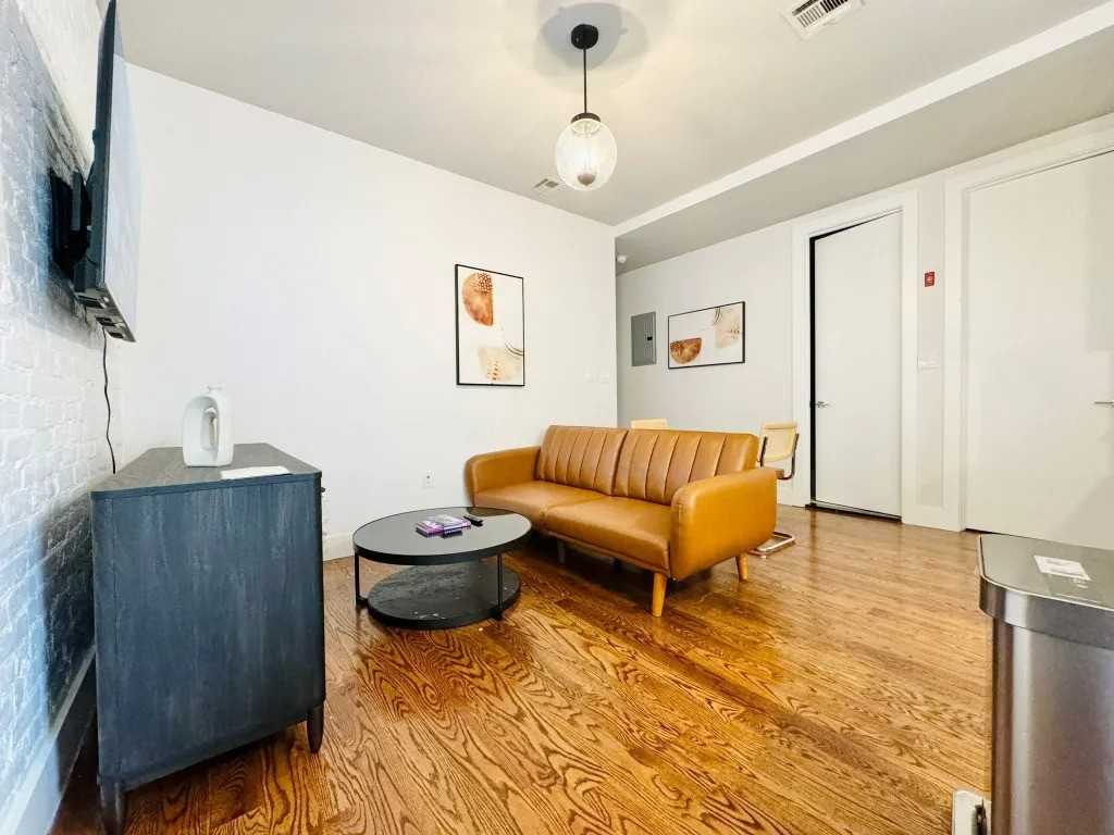 Private Bedroom in 4 Bedroom/1.5 Bathroom Home - Photo 6 of 12