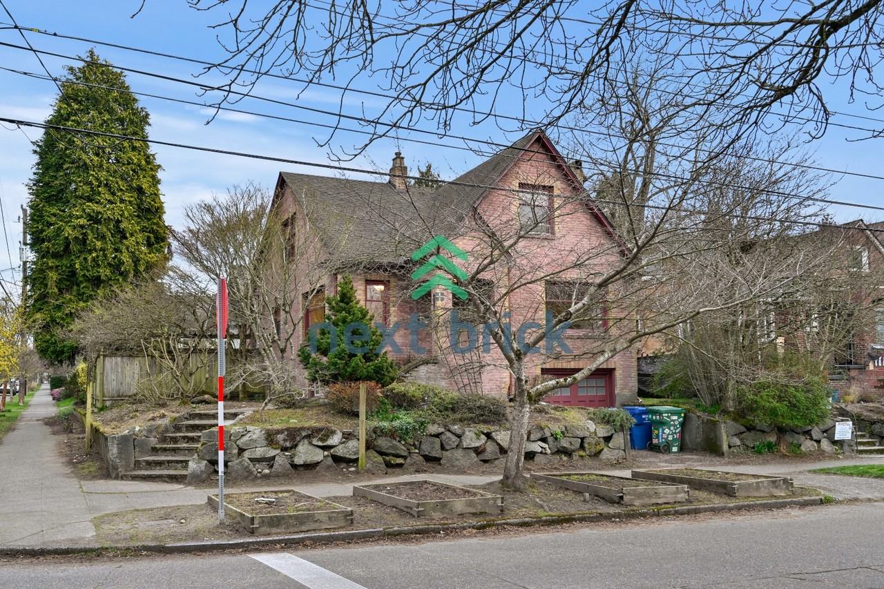 8216 Dayton Ave N - Photo 2 of 38