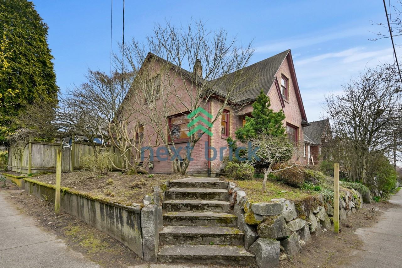 8216 Dayton Ave N - Photo 4 of 38