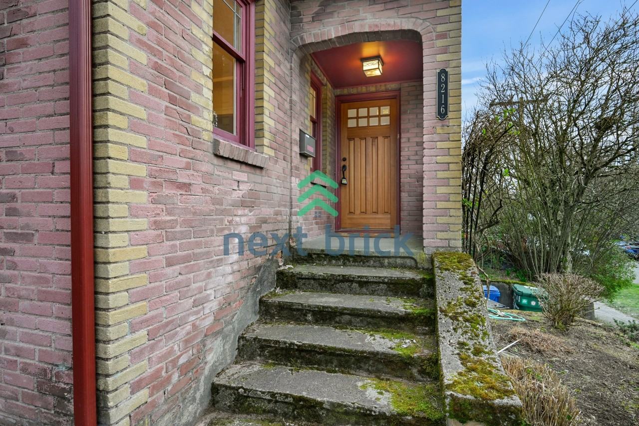 8216 Dayton Ave N - Photo 5 of 38