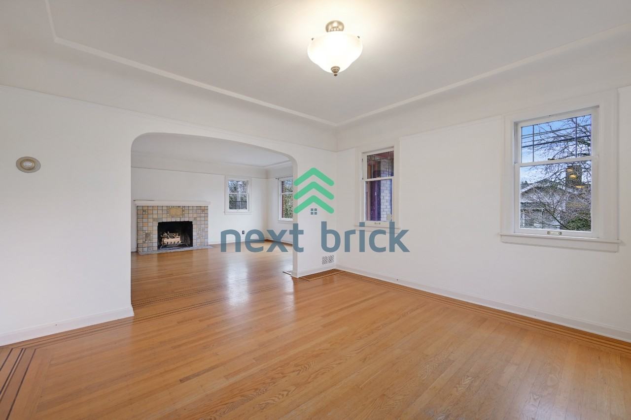 8216 Dayton Ave N - Photo 7 of 38