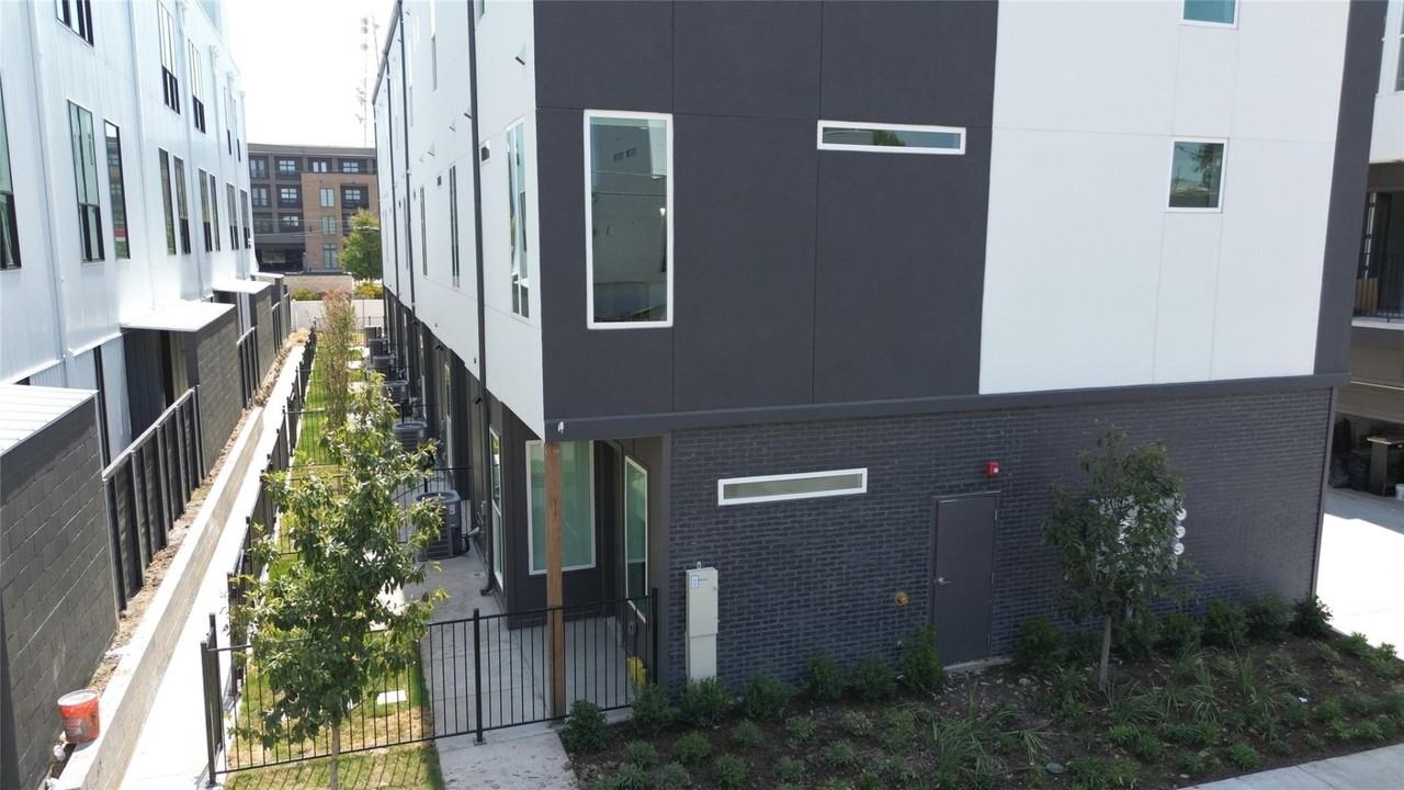 4308 Roseland Ave #106 - Photo 2 of 24