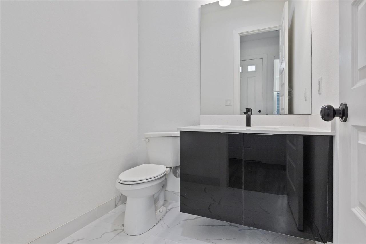 4308 Roseland Ave #106 - Photo 6 of 24