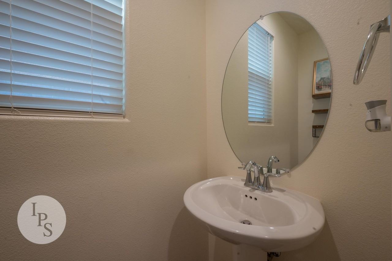 6052 E Bishop Ln - Photo 4 of 28