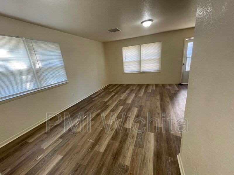 1907 N Jeanette Ave - Photo 2 of 8