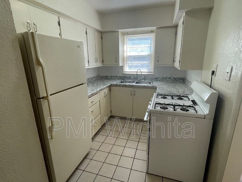 1907 N Jeanette Ave - Photo 3 of 8