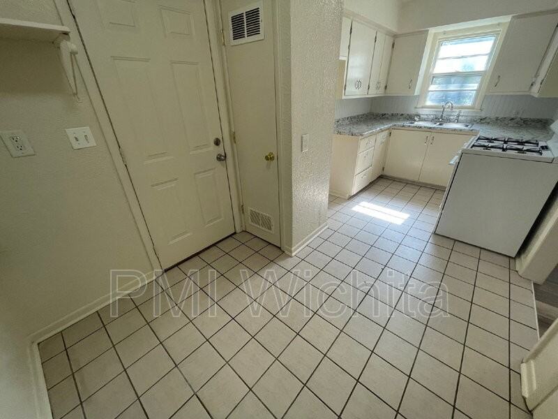 1907 N Jeanette Ave - Photo 5 of 8