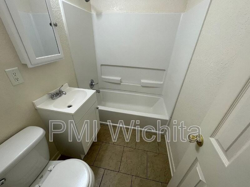 1907 N Jeanette Ave - Photo 7 of 8