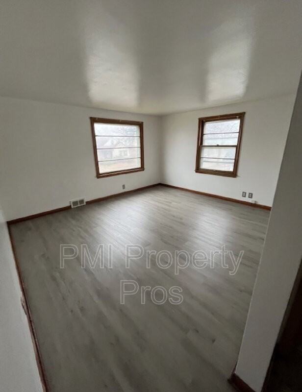 3821 N 39th St Uppr - Photo 2 of 6