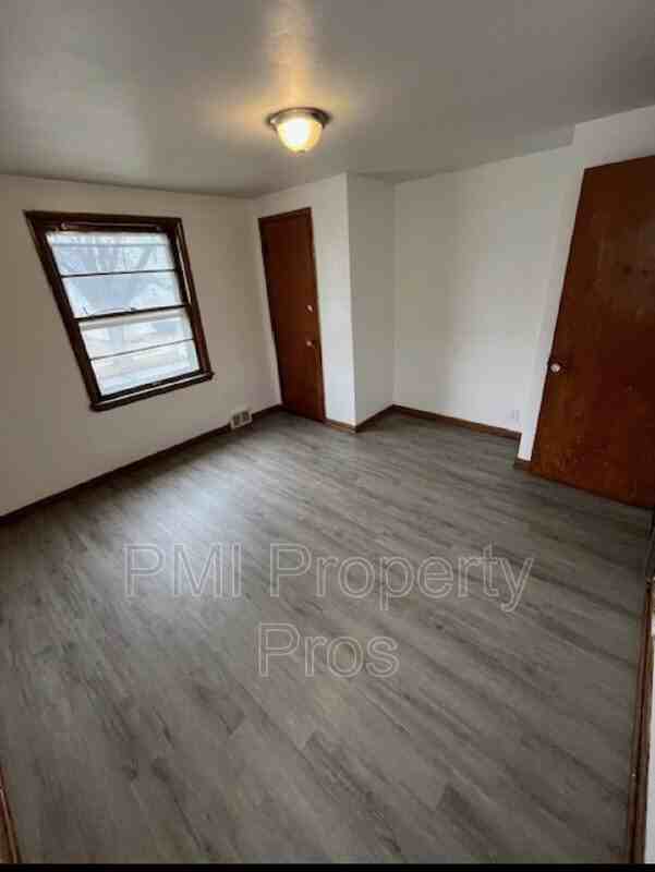 3821 N 39th St Uppr - Photo 4 of 6