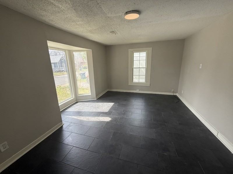 2626 Whitman Ave - Photo 5 of 23