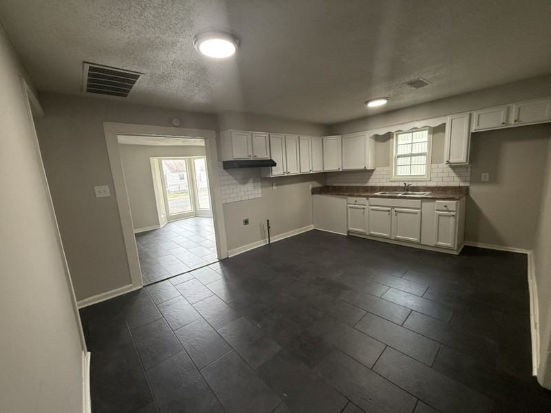 2626 Whitman Ave - Photo 6 of 23