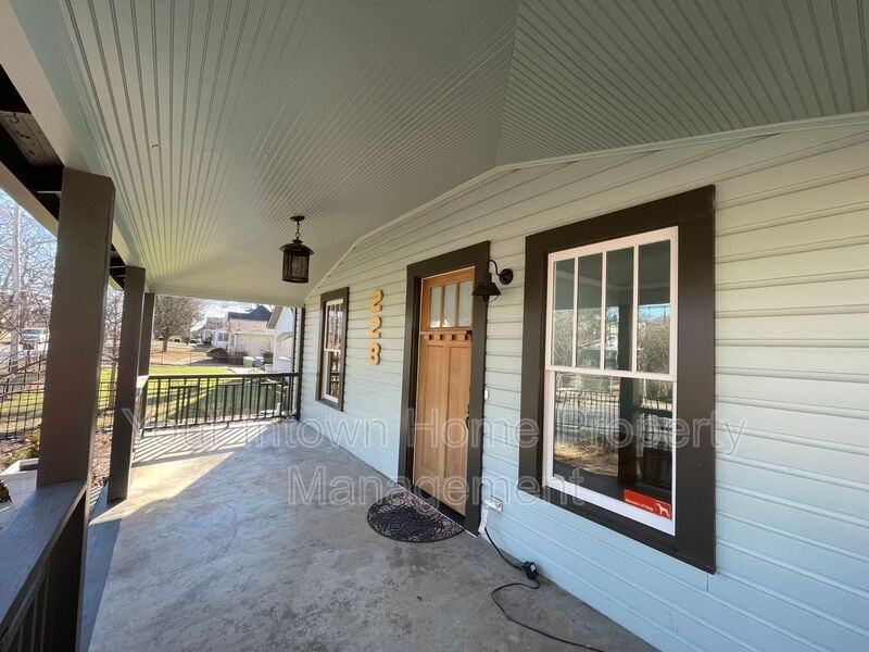 228 Mayson Ave Ne - Photo 2 of 37