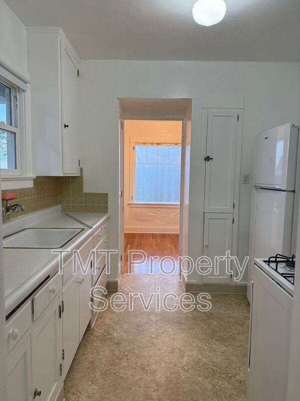 619 E Cook St - Photo 5 of 20