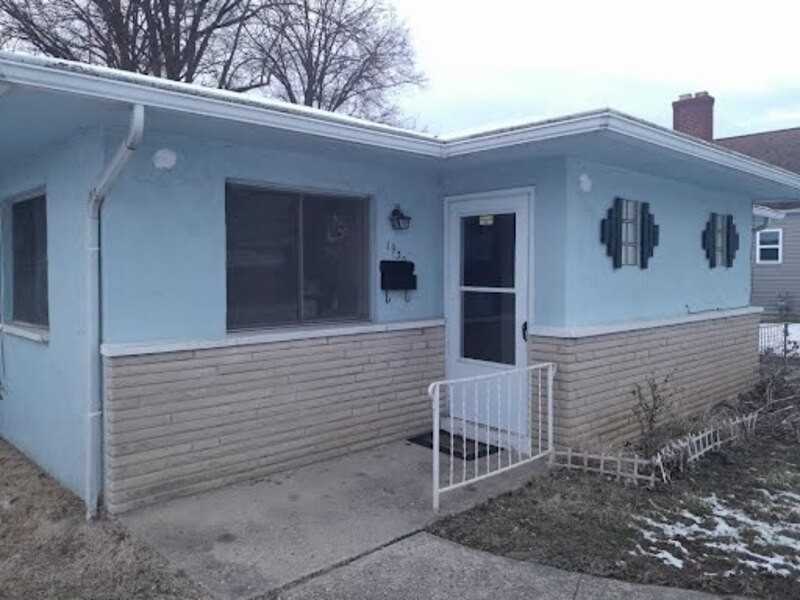 1928 Vaughn St - Photo 2 of 9