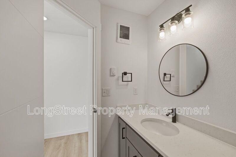 810 S 19th St - Photo 7 of 40