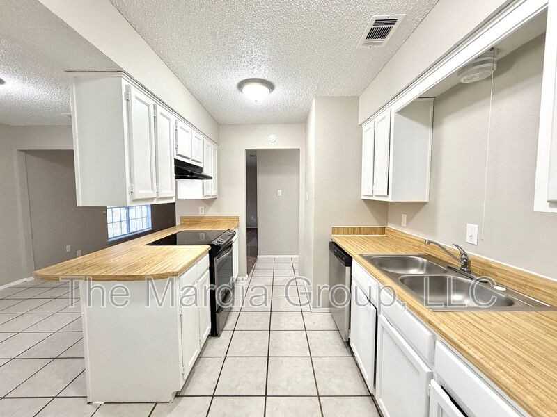 3813 William St - Photo 3 of 12