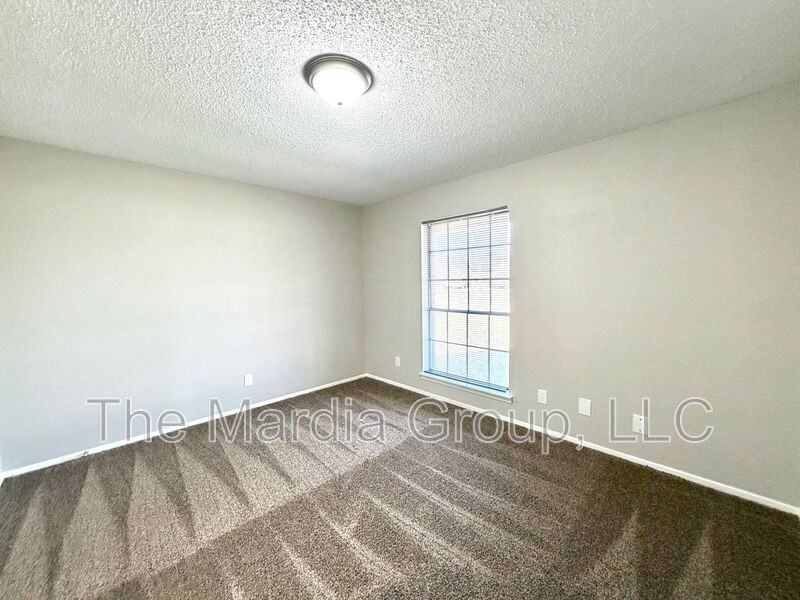 3813 William St - Photo 4 of 12