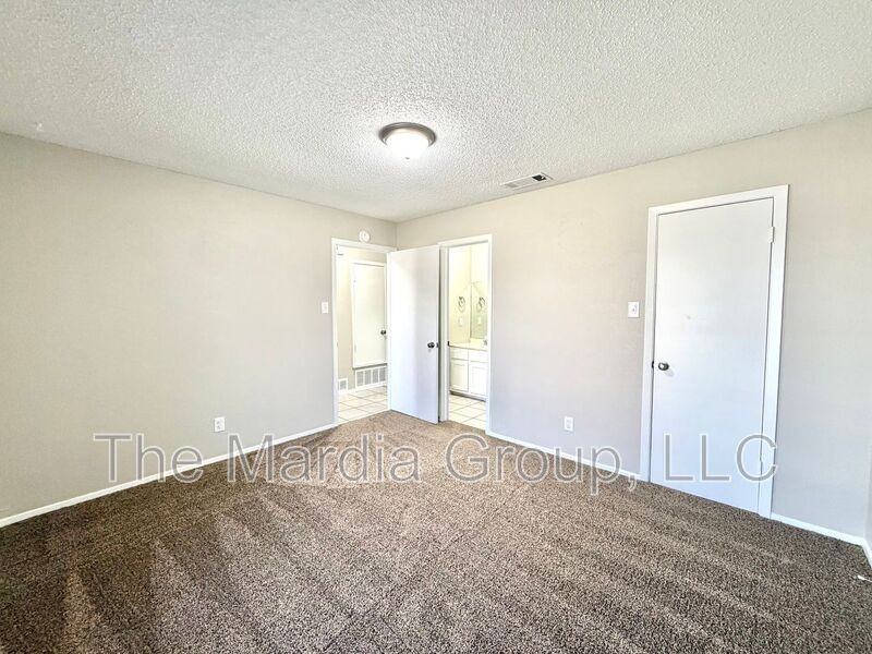 3813 William St - Photo 5 of 12