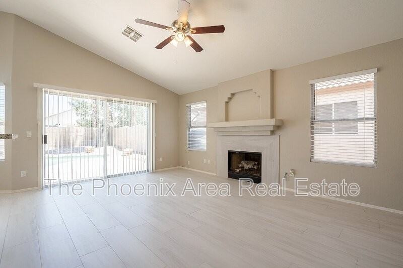 1070 W Chilton Dr - Photo 7 of 39