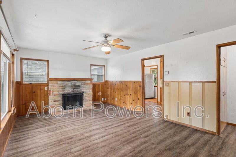 1800 Tyrrel Ln - Photo 2 of 21