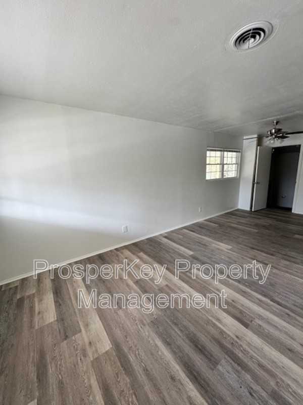 4704 Estonia St - Photo 2 of 16