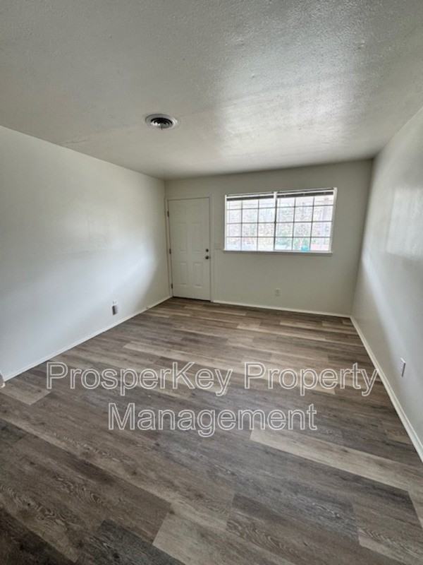 4704 Estonia St - Photo 3 of 16