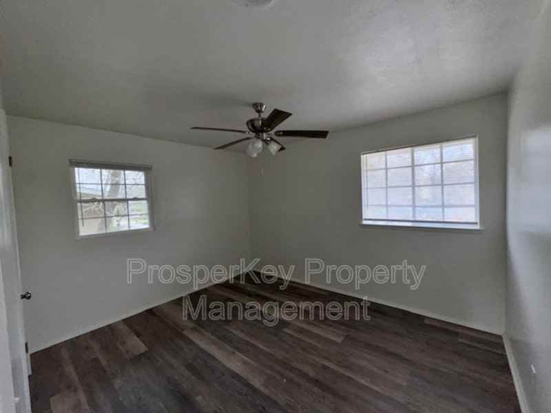 4704 Estonia St - Photo 5 of 16