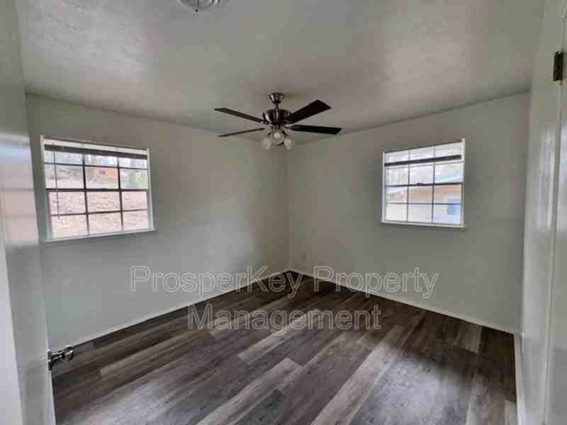 4704 Estonia St - Photo 6 of 16