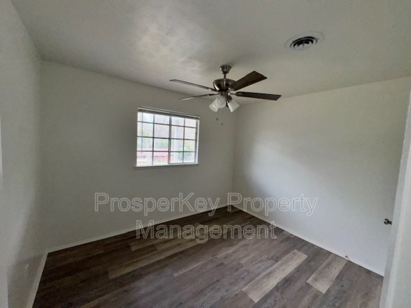 4704 Estonia St - Photo 7 of 16