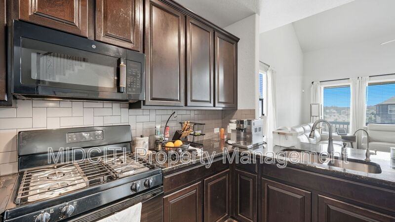 6370 Tarrant Hl - Photo 4 of 48