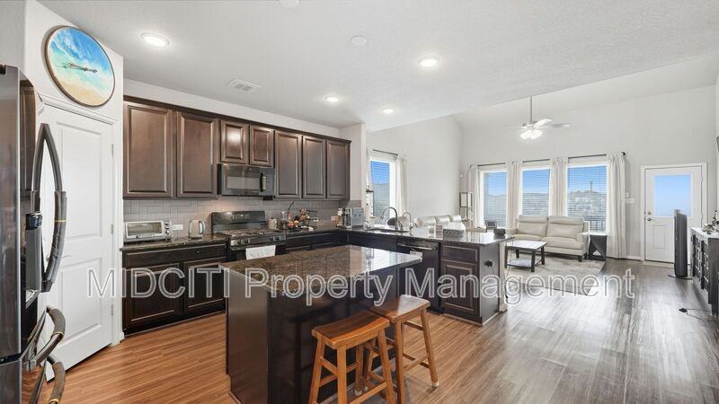 6370 Tarrant Hl - Photo 7 of 48