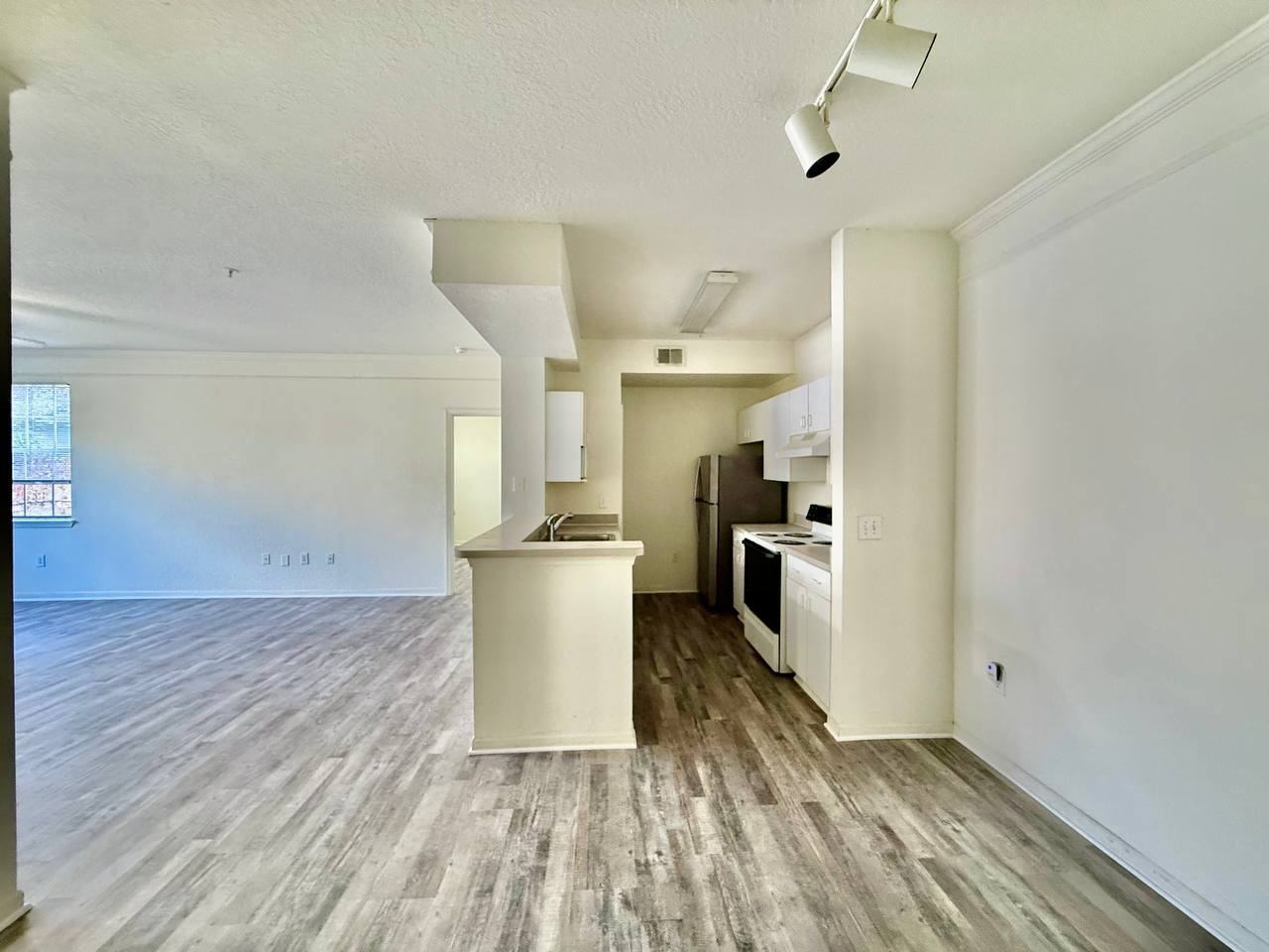 17106 Carrington Park Dr #605 - Photo 3 of 31