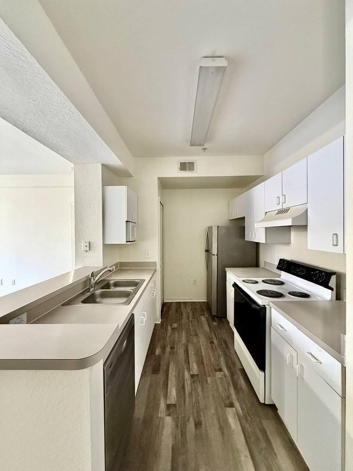 17106 Carrington Park Dr #605 - Photo 6 of 31