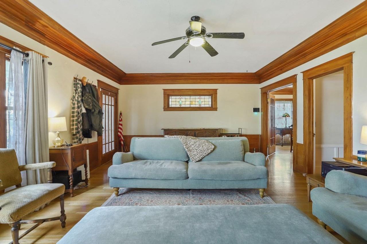 128 W Walnut St - Photo 2 of 4