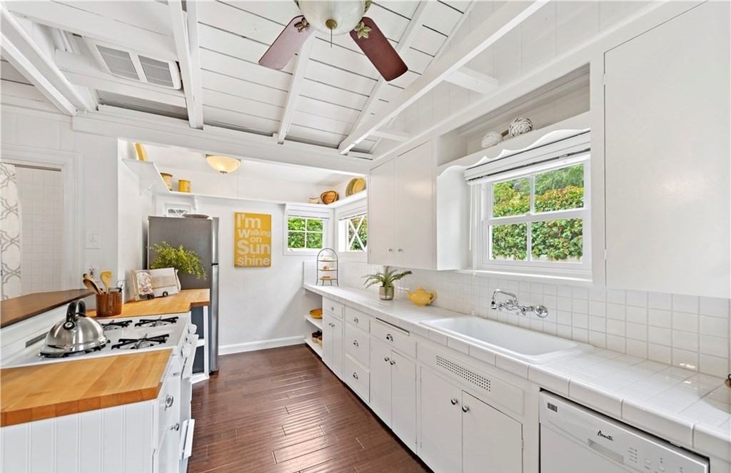 1590 Arroyo Dr - Photo 3 of 5