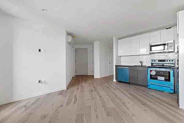 88 Cuttermill Rd - Photo 7 of 10