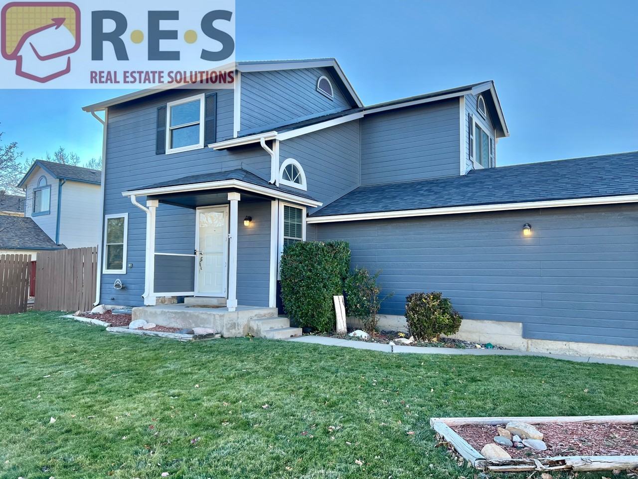 652 Longfellow Ln - Photo 3 of 26