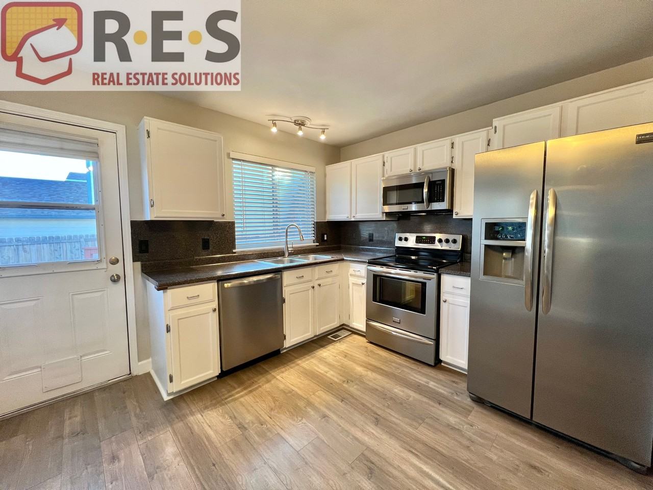 652 Longfellow Ln - Photo 5 of 26