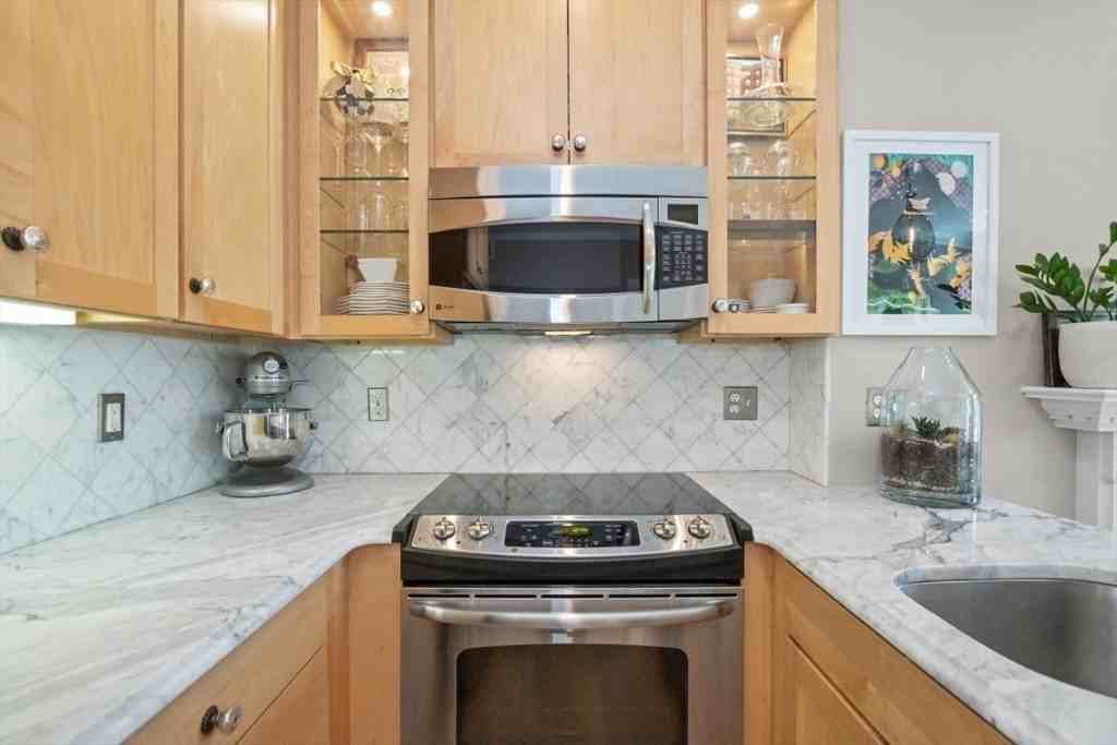 395 Marlborough St - Photo 6 of 10