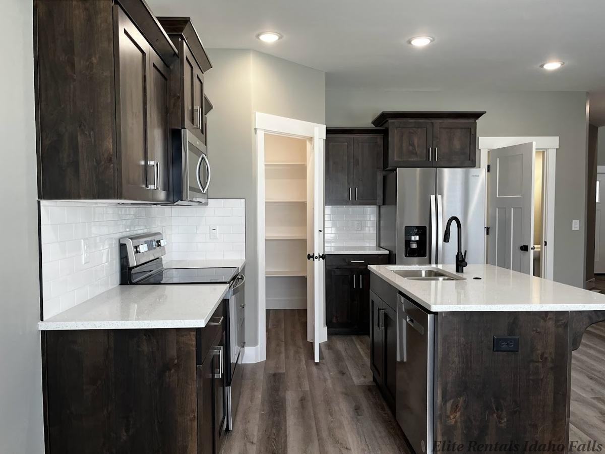 3911 Judy St - Photo 4 of 17