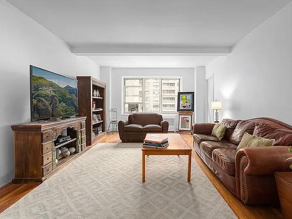 400 E 52Nd St - Photo 2 of 8