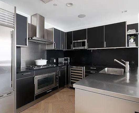 330 Spring St - Photo 5 of 9