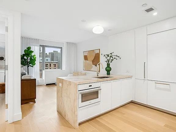 212 W 72Nd St - Photo 2 of 7