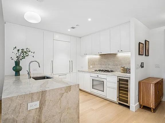 212 W 72Nd St - Photo 3 of 7